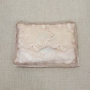 Pink lace tissue holder